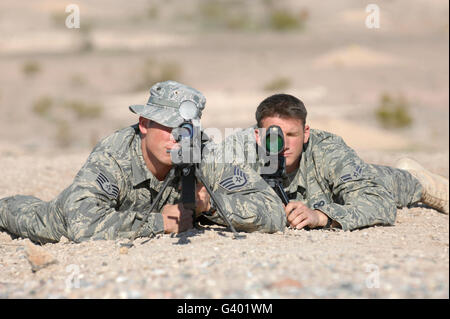 Soldats regarder à travers l'étendue de leur Barret M107 .50 fusils de précision. Banque D'Images
