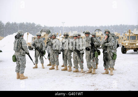 Soldats écouter un exposé sur la sécurité avant de participer à des exercices de formation de soutien au combat. Banque D'Images