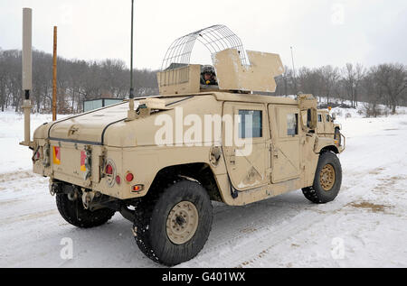 Un soldat fournit la sécurité depuis un humvee. Banque D'Images