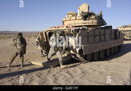 Des soldats US sortie d'un véhicule de combat Bradley M2.