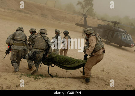 Les soldats de l'armée américaine évacuer un soldat blessé. Banque D'Images