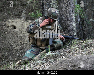 Un soldat communique sa position au cours de l'opération 2009 Duel de roulement. Banque D'Images