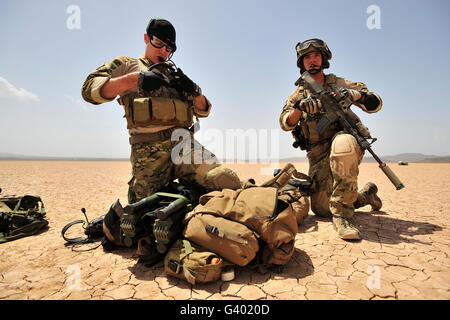 Les soldats de l'US Air Force recueillir leur équipement. Banque D'Images