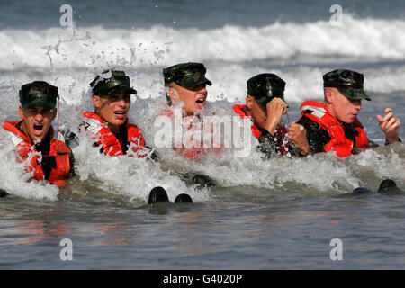 BUD/S Les élèves participent à un exercice de passage de surf. Banque D'Images