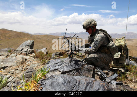 Un soldat américain met en place un système satellite portable. Banque D'Images