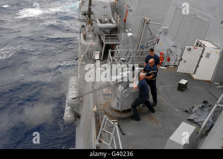 Une marque de feu marins 38 Conseil de mitrailleuse destroyer lance-missiles USS Nitze. Banque D'Images