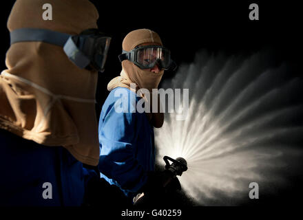 Marins de la Force navale d'autodéfense du Japon pratique manning un flexible. Banque D'Images