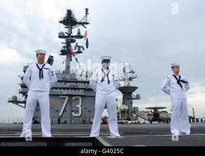L'homme les rails des marins à bord du porte-avions USS George Washington. Banque D'Images