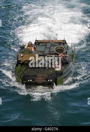 Marines à naviguer dans un véhicule d'assaut amphibie. Banque D'Images
