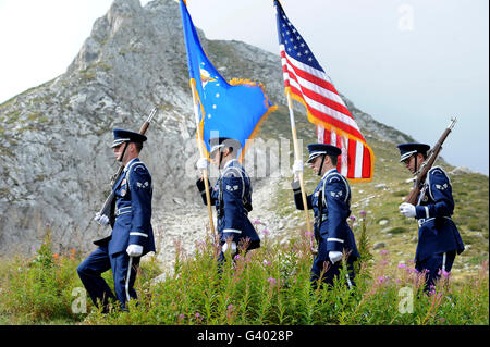 La garde d'honneur posts les couleurs avant d'une cérémonie à la base de l'Aiguille des Glaciers, de l'Italie. Banque D'Images