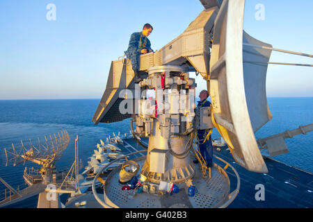 Les techniciens effectuent l'entretien à bord radar SPN-43 USS John C. Stennis. Banque D'Images