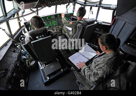 L'équipage d'exécuter des listes de contrôle en amont dans un C-130J Super Hercules avant le décollage. Banque D'Images