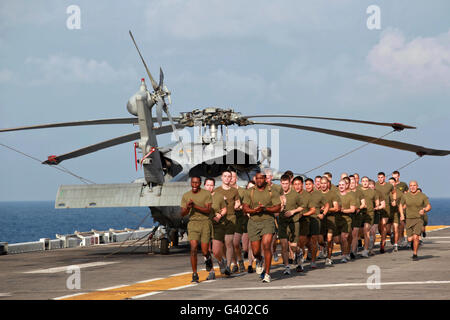 Les Marines et les marins à bord du USS Makin Island run. Banque D'Images