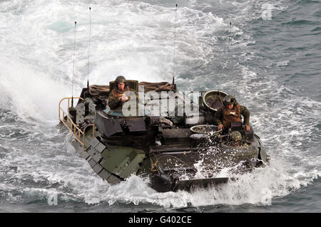Un véhicule d'assaut amphibie s'approche du pont du coffre de l'USS Kearsarge. Banque D'Images