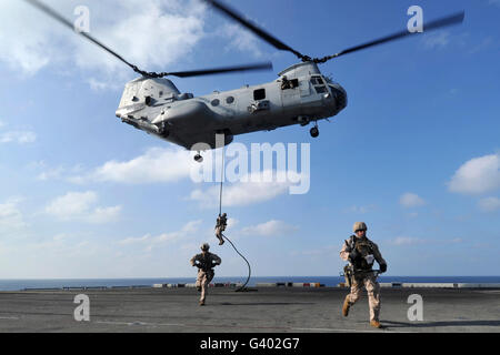 À partir d'une corde fast marines CH-46E Sea Knight hélicoptère. Banque D'Images