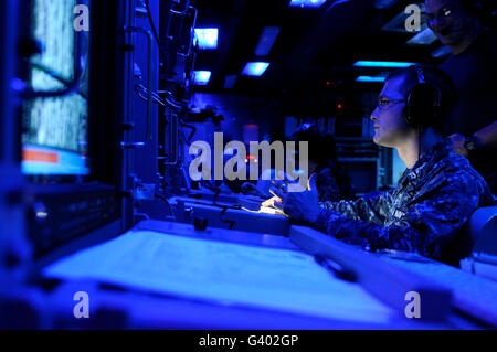 Technicien Sonar monte la garde dans le centre d'information de combat à bord du USS Bunker Hill. Banque D'Images