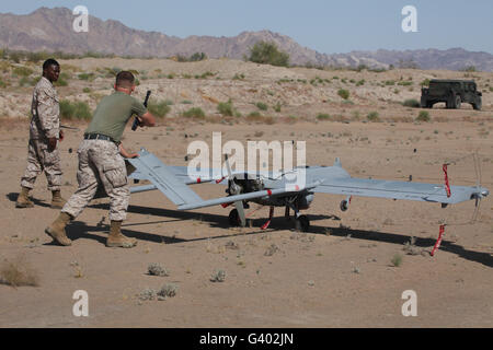 Les Marines américains recouvrer une RQ-7B de véhicule aérien sans pilote de l'ombre. Banque D'Images