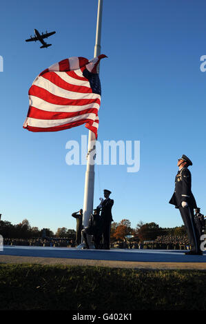 Un C-130 Hercules survole le Veteran's Day retreat cérémonie. Banque D'Images