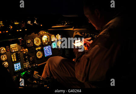 U.S. Air Force KC-10 Extender ne pilote une vérification avant atterrissage. Banque D'Images