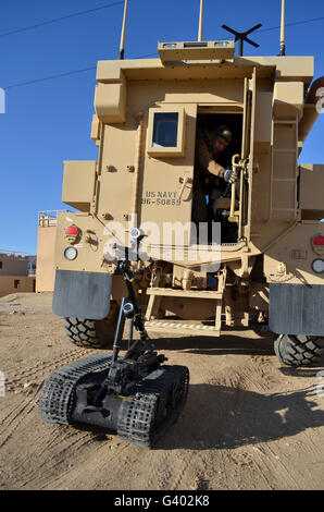 Une marque de talon 2 bomb disposal robot est déployée à partir d'un véhicule d'intervention rapide. Banque D'Images