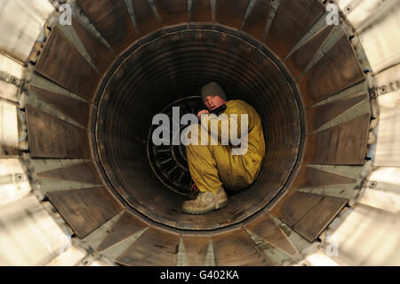 Un technicien d'aéronef inspecte la ligne d'échappement d'un F-16 Fighting Falcon. Banque D'Images