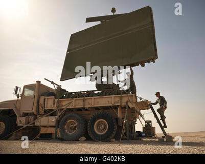 Un radar TPS-75 monté sur un camion militaire. Banque D'Images