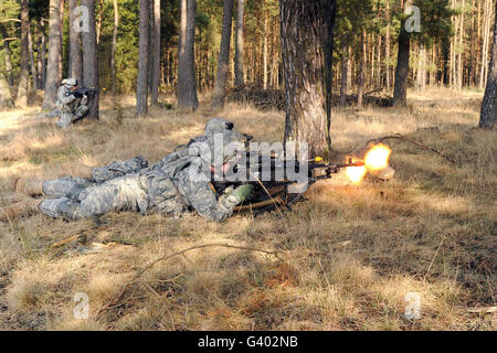 Les soldats de l'armée américaine se couvrir de leurs armes à feu. Banque D'Images