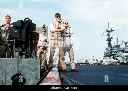 Les officiers des transmissions d'atterrissage d'un F-14 Tomcat guide à bord de l'USS Saratoga. Banque D'Images