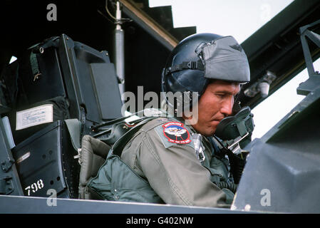 Pilote est assis dans le cockpit d'un F-117A stealth fighter. Banque D'Images