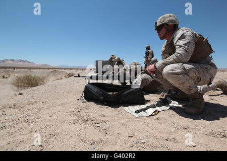 Le tir des Marines M240G machine gun à un champ de tir. Banque D'Images
