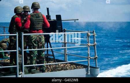 Les feux d'un marin un double de calibre 50 montée machine gun à bord de l'USS John C. Stennis. Banque D'Images