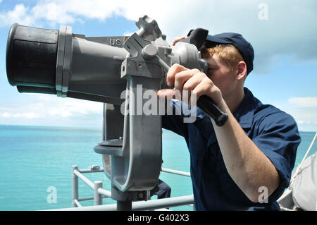 Les grands yeux mans matelot à bord du USS croiseur lance-missiles Anzio. Banque D'Images