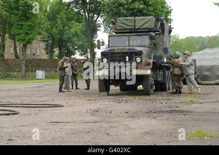 Les soldats américains l'armée polonaise enseigner comment utiliser le système de missile Patriot. Banque D'Images