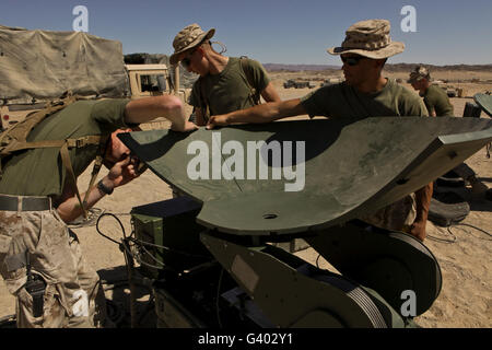 Les Marines américains monter un grand réseau de soutien antenne satellite. Banque D'Images