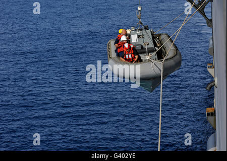 Un abaissement des marins à coque rigide. Banque D'Images