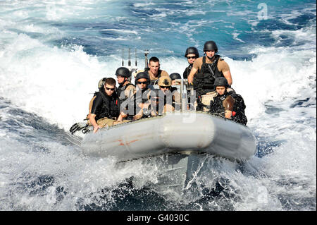 Conduite des marins manœuvres dans un canot pneumatique à coque rigide. Banque D'Images