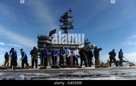 Les marins participent à un combat à bord d'exercice lave-pont USS Carl Vinson. Banque D'Images