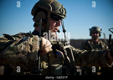 Un membre de la force de coalition établit la communication avec un UH-60 Black Hawk. Banque D'Images