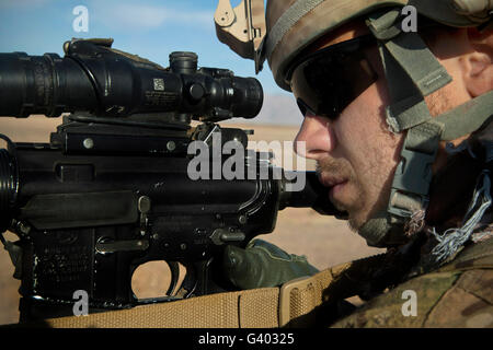 Un membre de la force de la coalition maintient la sécurité en Afghanistan. Banque D'Images