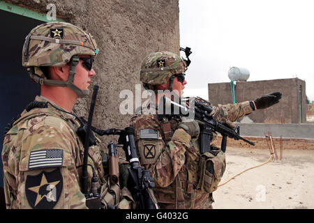 Soldat de l'armée américaine signale un point de repère pour les autres membre de l'équipe. Banque D'Images