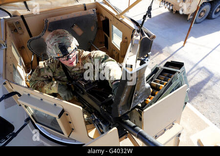 Soldat de l'armée américaine vérifie un MK-19 grenade launcher. Banque D'Images