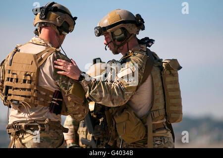 U.S. Air Force cavaliers de sauveteurs-parachutistes revoir leurs notes et le plan d'action. Banque D'Images