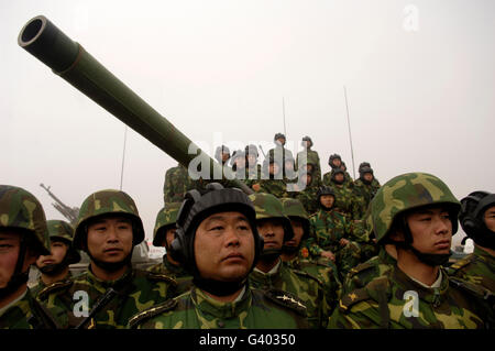 Les soldats de pétroliers chinois, avec l'Armée populaire de libération. Banque D'Images