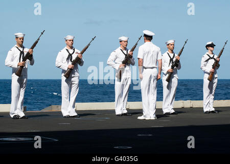Le peloton d'honneur à bord du porte-avions USS Harry S. Truman. Banque D'Images