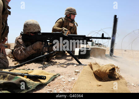 Les feux d'un soldat M240B machine gun au cours de formation au tir. Banque D'Images