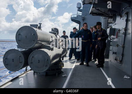 Les marins à bord de l'auto-défense maritime du Japon JS Tsukumo. Banque D'Images