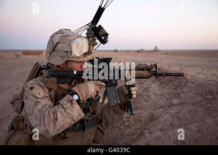 U.S. Marine fournit la sécurité au Camp Bastion, l'Afghanistan. Banque D'Images