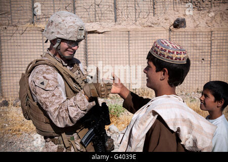 U.S. Marine pouce se débat avec un Afghan. Banque D'Images