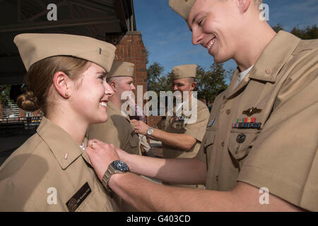 Une femme officier reçoit le sous-marin de guerre officier périphérique. Banque D'Images