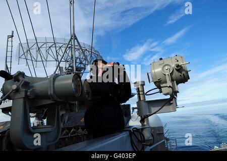 Seaman est un port lookout watch à bord de porte-avions USS Theodore Roosevelt. Banque D'Images